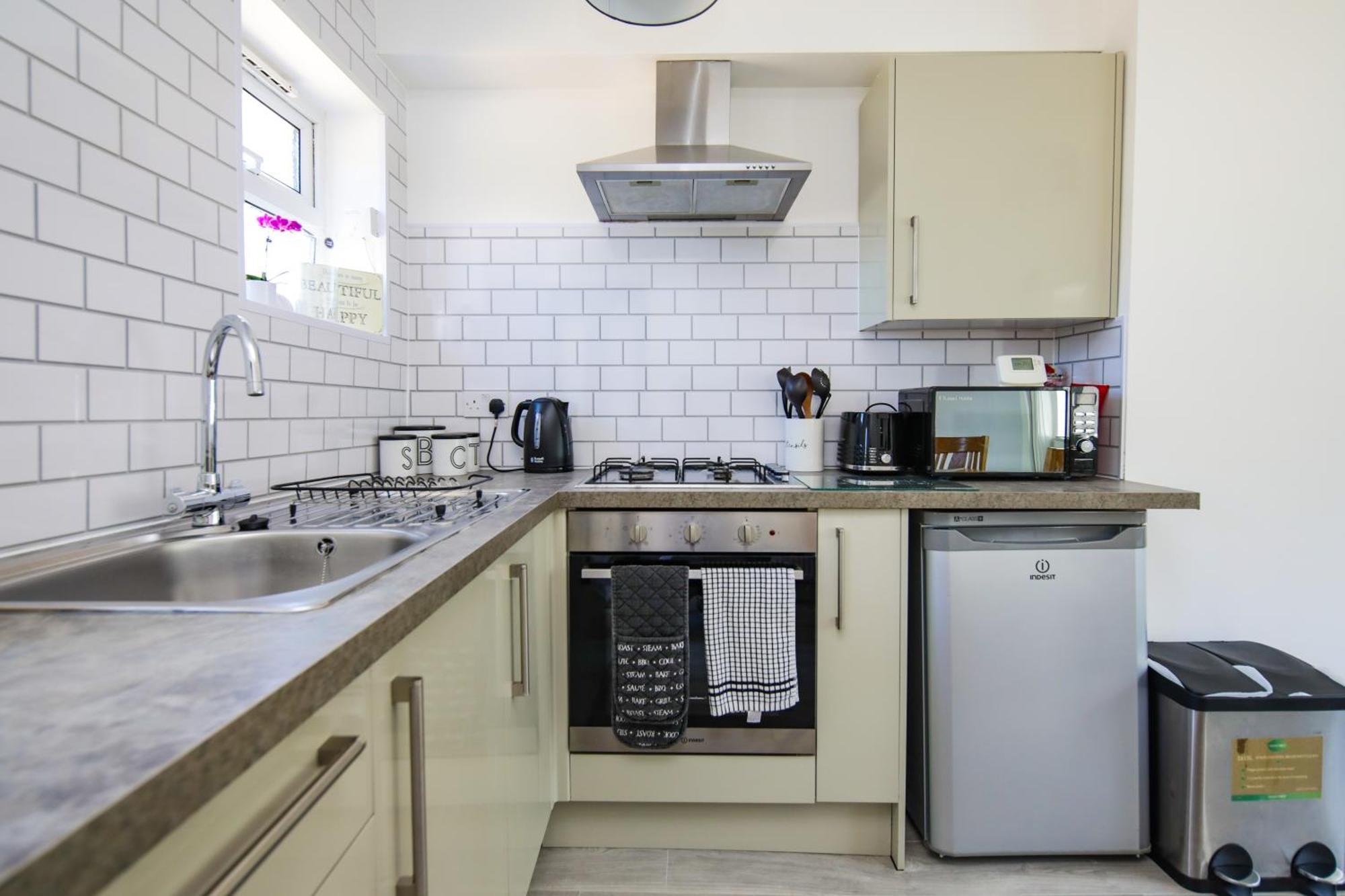 Ground Floor Flat With Parking, Sleeps 3 Apartment วีทลีย์ ภายนอก รูปภาพ